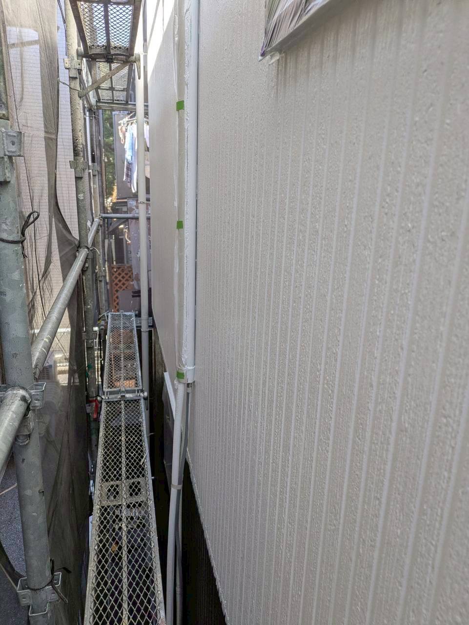 汚れや色褪せがなくなった白い外壁に